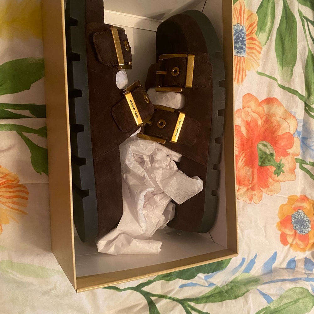 New sandals, was too big for me.size 8, dark drown color, never been worn.